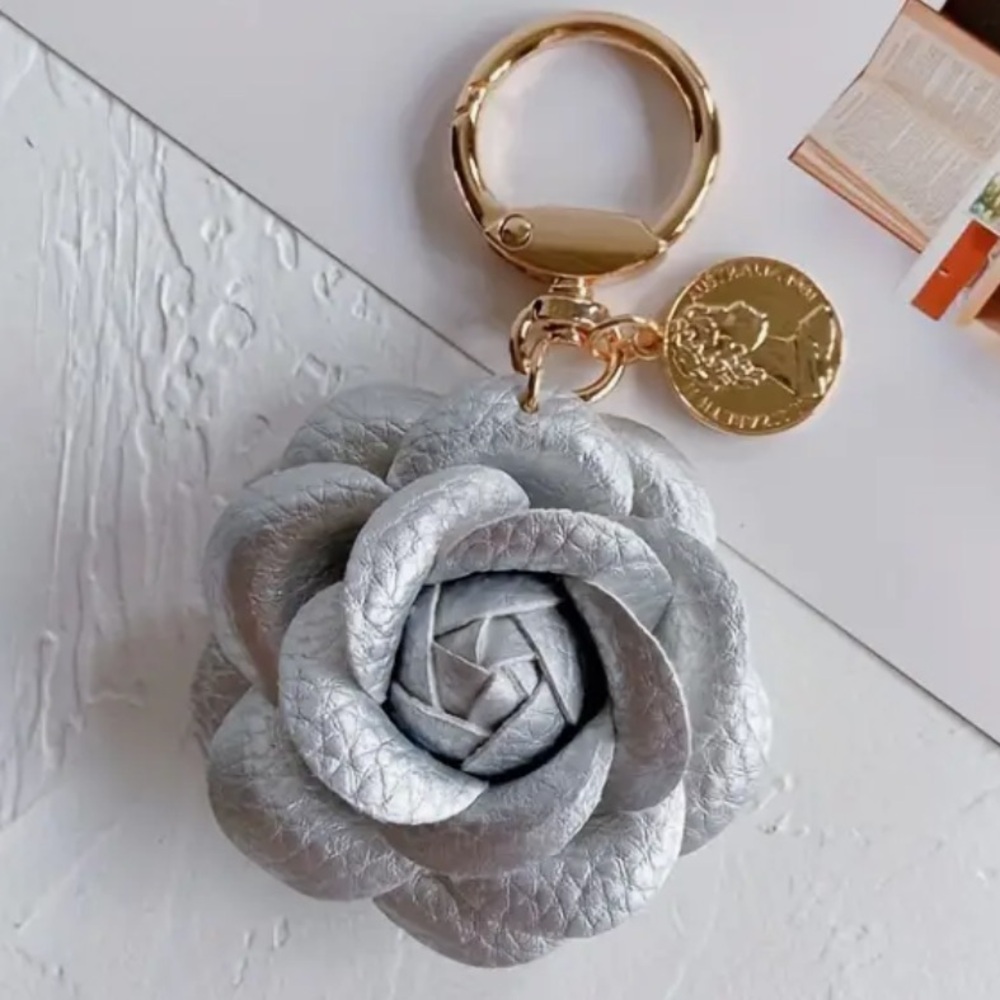 CAMELLIA Flower Silver Leather Goldtone Keychain NWT - Picture 2 of 3